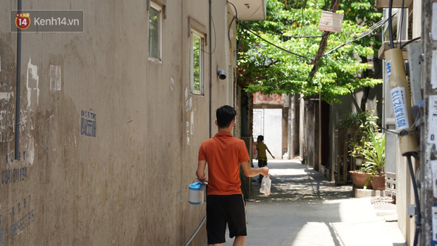Nhịp sống tại khu phố Mễ Trì, nơi bệnh nhân Covid-19 số 447 từng sinh sống: Người thân cung cấp nhu yếu phẩm để mọi người yên tâm chống dịch - Ảnh 9.