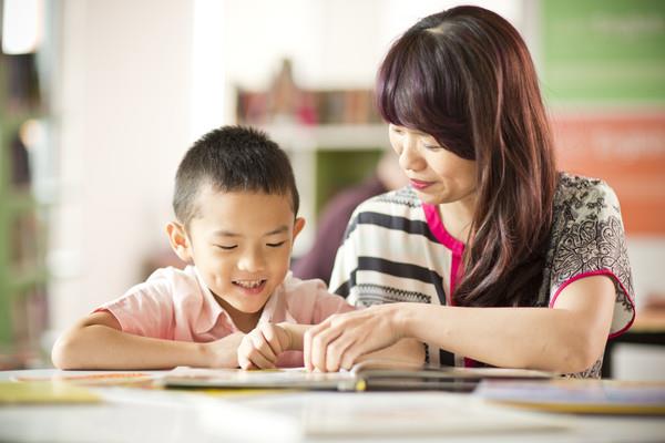 Đừng nghĩ cho con học tiếng Anh sớm mới giỏi, thầy giáo nổi tiếng chỉ ra yếu tố quyết định giúp trẻ học thành công - Ảnh 2. Đừng nghĩ cho con học tiếng Anh sớm mới giỏi, thầy giáo nổi tiếng chỉ ra yếu tố quyết định giúp trẻ học thành công - Ảnh 2.