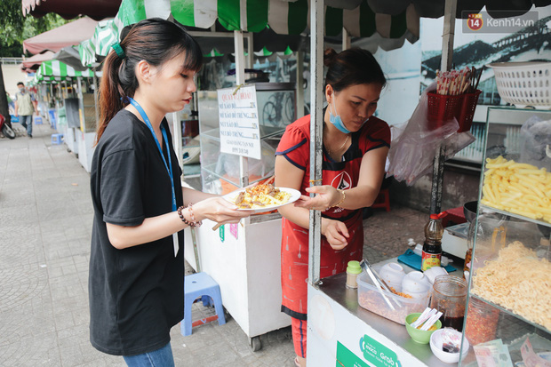 Phố hàng rong hợp pháp đầu tiên ở Sài Gòn hiện giờ ra sao sau gần 3 năm hoạt động? - Ảnh 10.