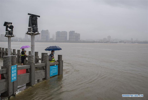 Trung Quốc: Mưa lớn xối xả, Vũ Hán mênh mông nước lụt - Ảnh 2.