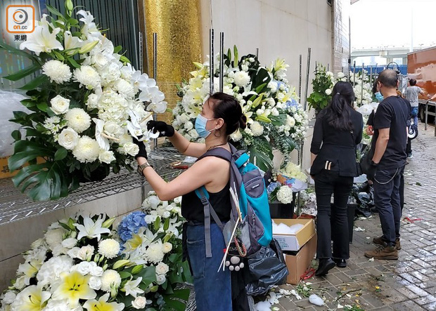 Tang lễ Vua sòng bài Macau: Tiếp tục gây chú ý với 6 tỷ đồng hoa tang và lời nhắn thâm tình của 3 bà vợ dành cho chồng quá cố - Ảnh 17.