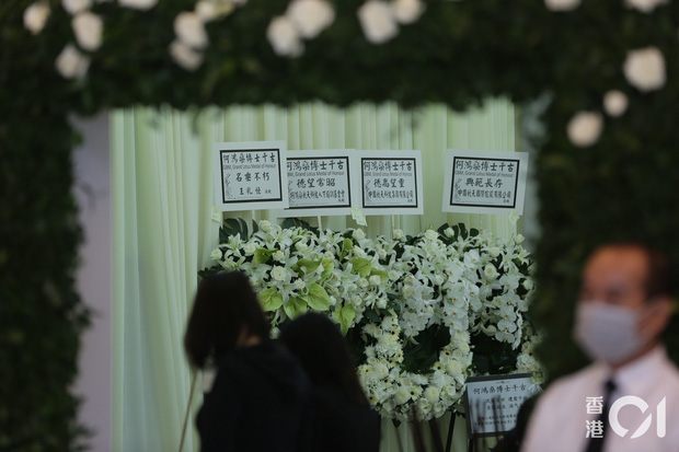 Tang lễ Vua sòng bài Macau: Tiếp tục gây chú ý với 6 tỷ đồng hoa tang và lời nhắn thâm tình của 3 bà vợ dành cho chồng quá cố - Ảnh 12.