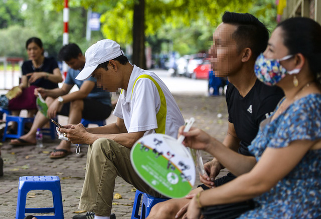  Nhiều người dân Hà Nội thờ ơ trước quyết định xử phạt không đeo khẩu trang nơi công cộng  - Ảnh 1.