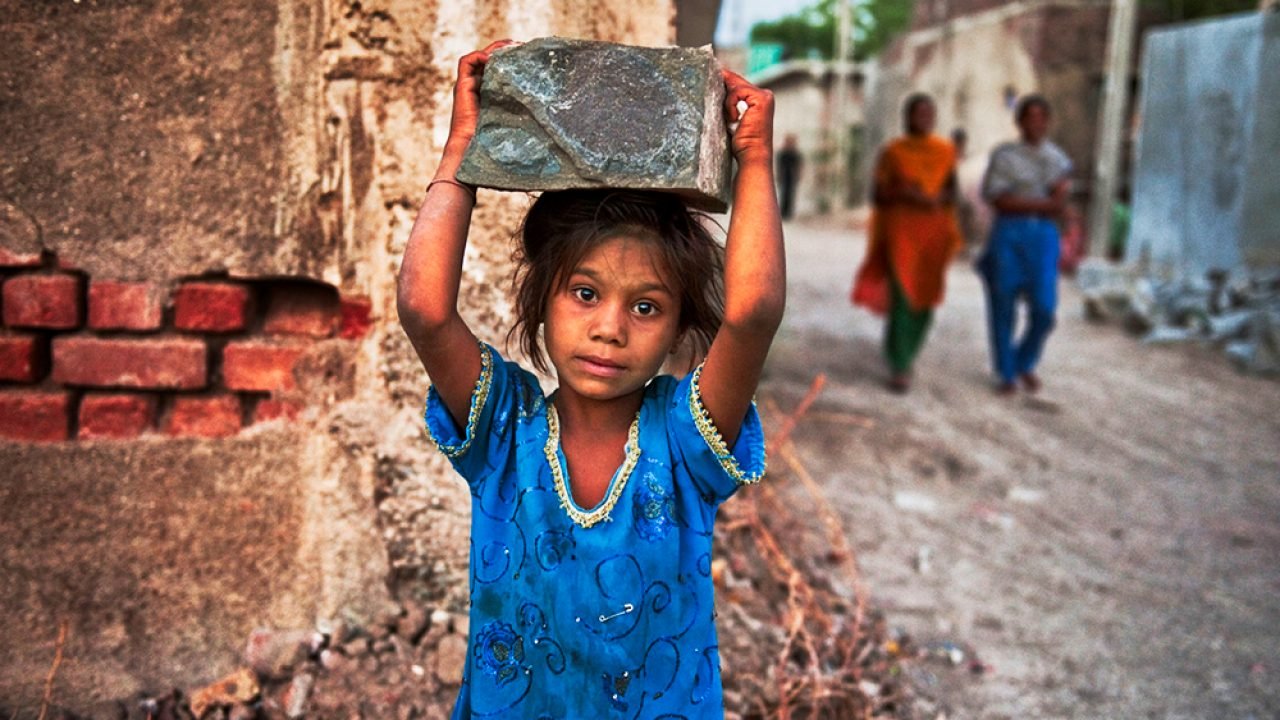 Bloomberg: Cả một thế hệ trẻ em Ấn Độ lụi tàn vì dịch Covid-19