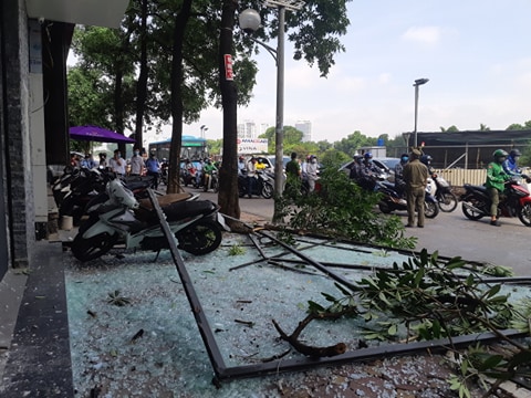 Hà Nội: Sau tiếng nổ lớn, mảnh kính tòa nhà văng xuống đường trúng ô tô khiến 2 người nhập viện cấp cứu - Ảnh 8.