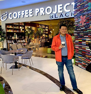 Cậu bé bán cá trở thành tỷ phú giàu nhất Philippines: Vẫn lái chiếc Toyota đời cũ, xây cả nghìn ngôi nhà nhưng không có văn phòng làm việc - Ảnh 2.