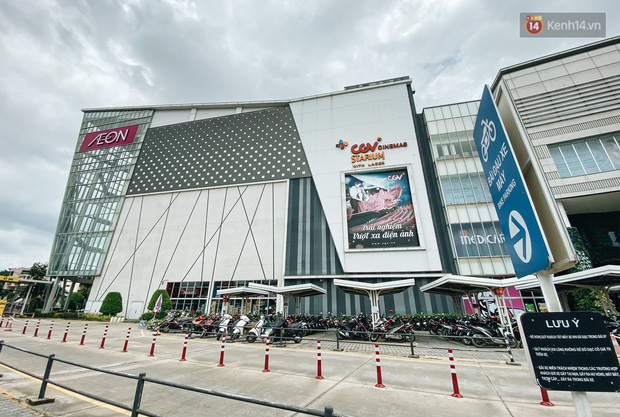 Chùm ảnh: Trung tâm Aeon Mall Bình Tân vắng tanh, đìu hiu chưa từng có giữa dịch Covid-19 - Ảnh 1.