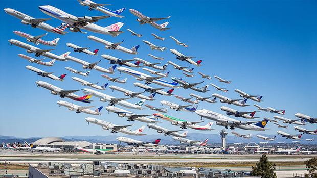 Ngoạn mục hàng trăm máy bay cất cánh cùng lúc như thể tắc đường hàng không cùng loạt khoảnh khắc ở sân bay khiến ai cũng há hốc - Ảnh 1.