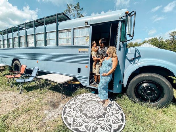 Chùm ảnh: Đôi vợ chồng trẻ biến xe bus thành ngôi nhà di động đẹp như trong cổ tích làm nức lòng người yêu xê dịch - Ảnh 1.