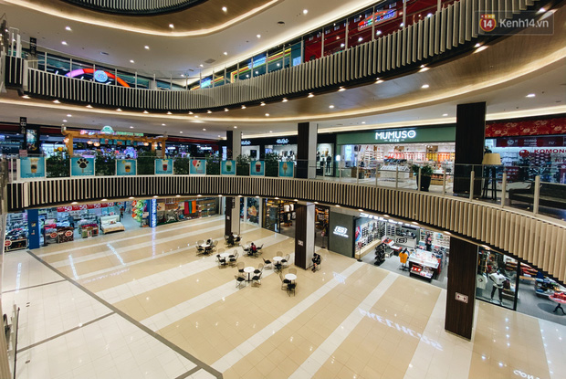 Chùm ảnh: Trung tâm Aeon Mall Bình Tân vắng tanh, đìu hiu chưa từng có giữa dịch Covid-19 - Ảnh 6.