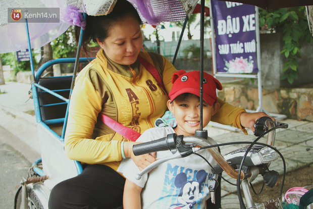 Bố bỏ nhà theo vợ nhỏ, bé trai 9 tuổi đi bán vé số khắp Sài Gòn kiếm tiền chữa bệnh cho người mẹ tật nguyền - Ảnh 10.