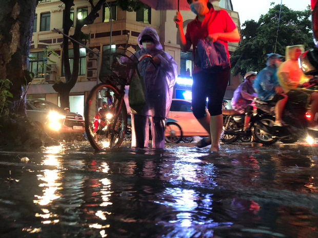 Mưa lớn trút xuống hàng giờ khiến nhiều tuyến phố Hà Nội thành sông, ô tô và xe máy bơi trong nước - Ảnh 3.