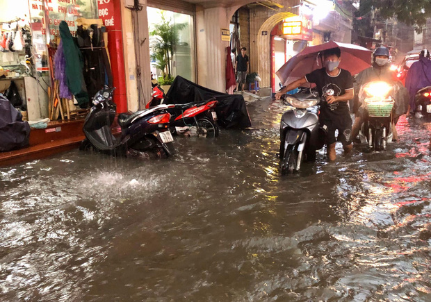 Mưa lớn trút xuống hàng giờ khiến nhiều tuyến phố Hà Nội thành sông, ô tô và xe máy bơi trong nước - Ảnh 4.
