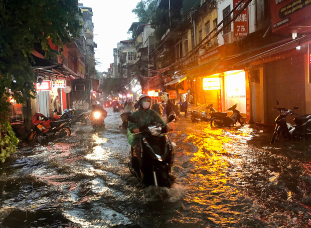 Mưa lớn trút xuống hàng giờ khiến nhiều tuyến phố Hà Nội thành sông, ô tô và xe máy bơi trong nước - Ảnh 6.
