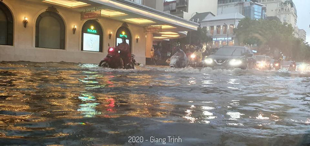 Mưa lớn trút xuống hàng giờ khiến nhiều tuyến phố Hà Nội thành sông, ô tô và xe máy bơi trong nước - Ảnh 8.
