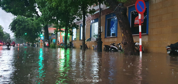 Mưa lớn trút xuống hàng giờ khiến nhiều tuyến phố Hà Nội thành sông, ô tô và xe máy bơi trong nước - Ảnh 9.