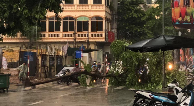 Mưa lớn trút xuống hàng giờ khiến nhiều tuyến phố Hà Nội thành sông, ô tô và xe máy bơi trong nước - Ảnh 11.