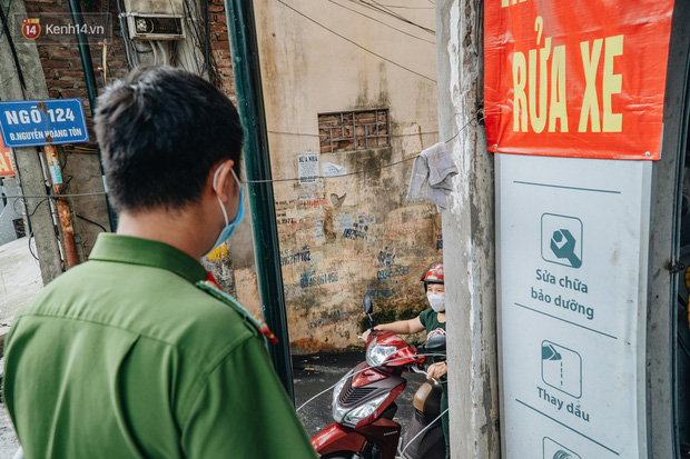 Ảnh: Cận cảnh phong tỏa con ngõ nơi nữ kế toán ở Hà Nội sinh sống, nghiêm ngặt việc nhận hàng từ bên ngoài - Ảnh 5.
