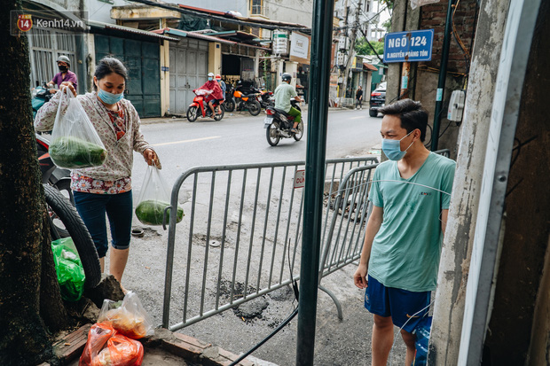 Ảnh: Cận cảnh phong tỏa con ngõ nơi nữ kế toán ở Hà Nội sinh sống, nghiêm ngặt việc nhận hàng từ bên ngoài - Ảnh 10.