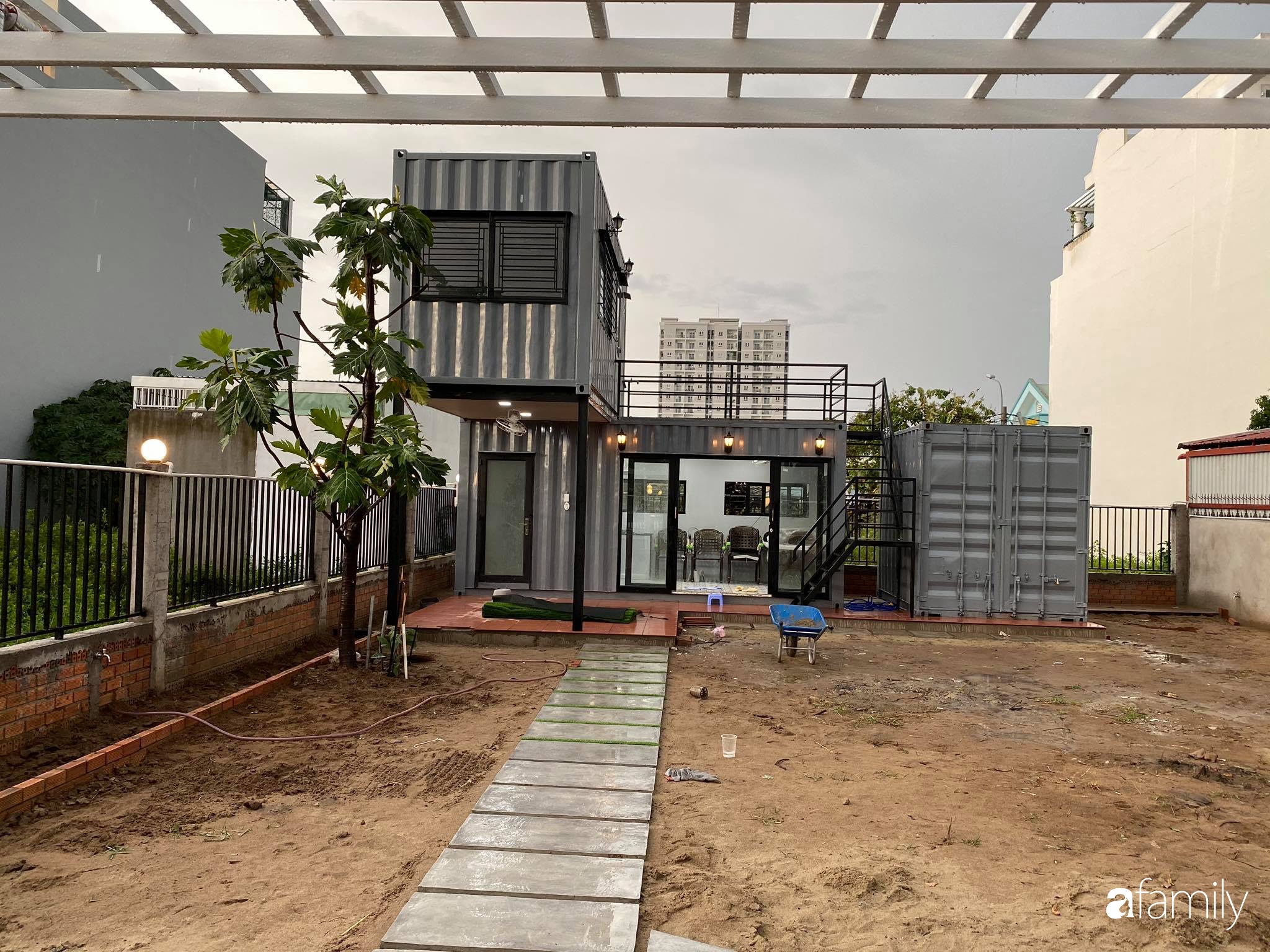 Những cô gái thông minh với chi phí 500 triệu đã tạo nên một ngôi nhà vườn container cực kì độc đáo để dành tặng bố của mình. Với kiến trúc đơn giản nhưng tinh tế, ngôi nhà này không chỉ sử dụng tối đa các nguồn lực tái chế mà còn mang đến cho gia đình một không gian sống gần gũi với thiên nhiên.