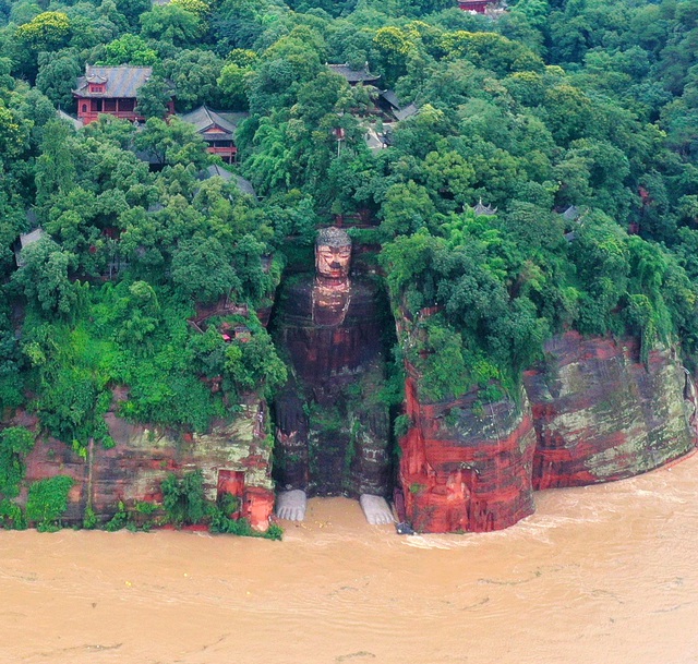 TQ: Lũ lụt trăm năm có một ở Tứ Xuyên, nước phá đê tạm, dâng tới chân tượng Phật khổng lồ - Ảnh 1.