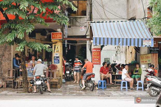 Hà Nội trong ngày đầu tiên giãn cách hàng quán: nhiều nơi vẫn tấp nập, chỉ mới chớm có dấu hiệu thực hiện - Ảnh 1.