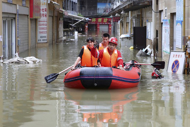 Sông Dương Tử chìm trong nước lũ, Trung Quốc kích hoạt báo động chưa từng có - Ảnh 2.
