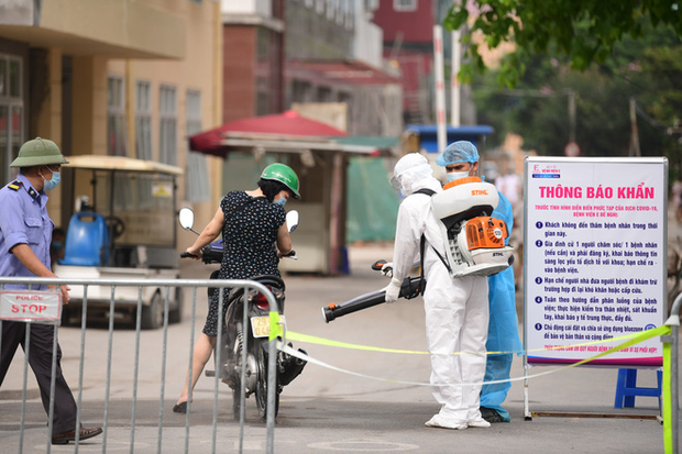 Bệnh viện E buổi sáng đầu tiên sau khi tạm đóng cửa vì phát hiện ca mắc Covid-19 mới: Nhu yếu phẩm liên tục được tiếp tế qua hàng rào - Ảnh 17.