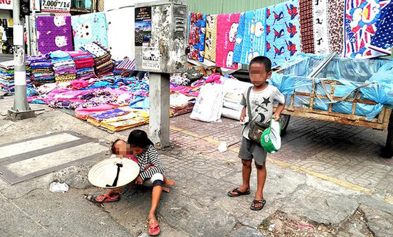 TP.HCM: Vận động người dân không không cho tiền trực tiếp các đối tượng xin ăn trên đường phố - Ảnh 1. TP.HCM: Vận động người dân không không cho tiền trực tiếp các đối tượng xin ăn trên đường phố - Ảnh 1.