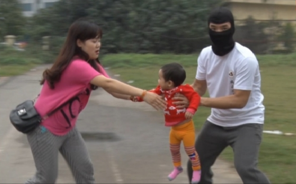 Từ vụ bắt cóc cháu bé 2.5 tuổi ở Bắc Ninh, hoảng hốt nhìn lại một nơi nguy hiểm không kém nhưng bố mẹ vẫn thường xuyên mắc sai lầm  - Ảnh 2.