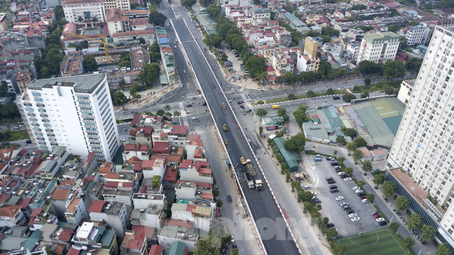  Nhìn gần cây cầu vượt quy mô lớn nhất Hà Nội sắp thông xe  - Ảnh 1.