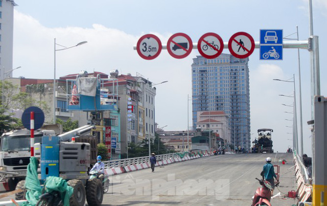  Nhìn gần cây cầu vượt quy mô lớn nhất Hà Nội sắp thông xe  - Ảnh 3.