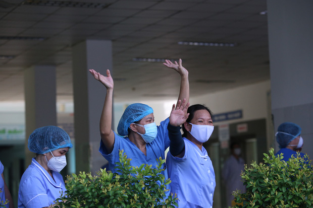 Ảnh: Y bác sĩ bật khóc, vỡ òa hạnh phúc trong giây phút Bệnh viện Đà Nẵng được gỡ lệnh phong tỏa - Ảnh 9.