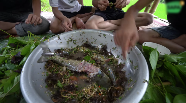 Cộng đồng mạng phẫn nộ trước loạt clip ăn cá sống của các YouTuber: là ẩm thực địa phương hay trào lưu kinh dị? - Ảnh 5.