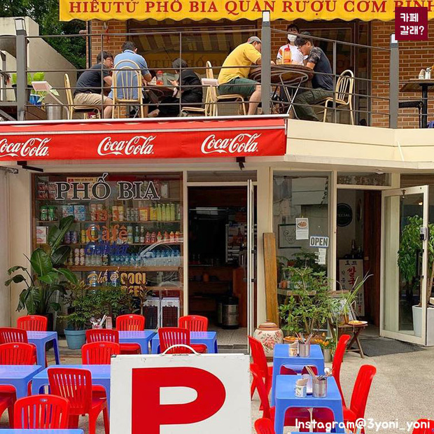 Có một quán ăn đậm chất vỉa hè Việt Nam giữa lòng Seoul: Copy từ bàn nhựa xanh ghế đỏ, đồng phục quán độc đáo có 1 không 2  - Ảnh 2.