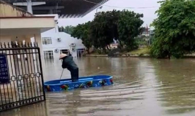  Mưa lớn trong nhiều giờ, TP. Điện Biên Phủ ngập trong biển nước  - Ảnh 1.