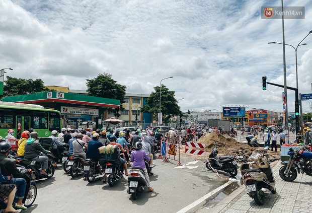 Cận cảnh hố “tử thần” khổng lồ ngay ngã tư ở Sài Gòn, nguyên nhân do cống tôn bị vỡ gây sụt đường - Ảnh 16.