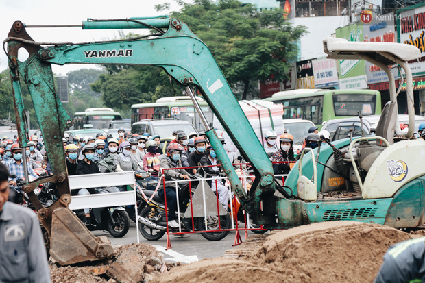 Cận cảnh hố “tử thần” khổng lồ ngay ngã tư ở Sài Gòn, nguyên nhân do cống tôn bị vỡ gây sụt đường - Ảnh 17.