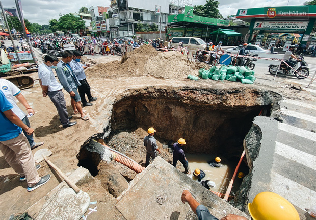 Cận cảnh hố “tử thần” khổng lồ ngay ngã tư ở Sài Gòn, nguyên nhân do cống tôn bị vỡ gây sụt đường - Ảnh 7.