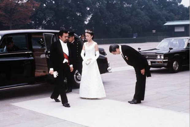 Nàng dâu đức hạnh của Hoàng gia Nhật: Xuất thân từ gia đình giàu có hiển hách, khi chồng qua đời vẫn một lòng phụng sự gia đình chồng - Ảnh 3.