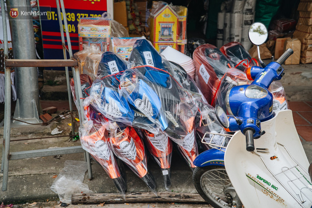 Khẩu trang y tế, kính chắn giọt bắn xuất hiện ở Thủ phủ vàng mã lớn nhất cả nước tháng cô hồn - Ảnh 13. Khẩu trang y tế, kính chắn giọt bắn xuất hiện ở Thủ phủ vàng mã lớn nhất cả nước tháng cô hồn - Ảnh 13.