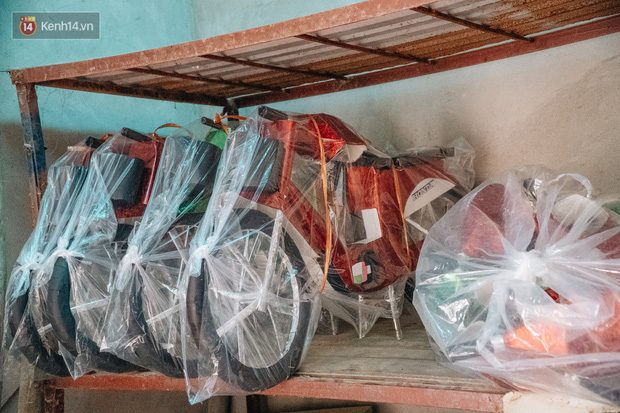 Khẩu trang y tế, kính chắn giọt bắn xuất hiện ở Thủ phủ vàng mã lớn nhất cả nước tháng cô hồn - Ảnh 3. Khẩu trang y tế, kính chắn giọt bắn xuất hiện ở Thủ phủ vàng mã lớn nhất cả nước tháng cô hồn - Ảnh 3.