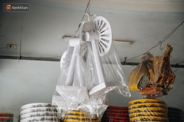 Khẩu trang y tế, kính chắn giọt bắn xuất hiện ở Thủ phủ vàng mã lớn nhất cả nước tháng cô hồn - Ảnh 5. Khẩu trang y tế, kính chắn giọt bắn xuất hiện ở Thủ phủ vàng mã lớn nhất cả nước tháng cô hồn - Ảnh 5.