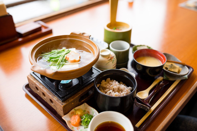  Thường xuyên ăn cơm nhưng vì sao người Nhật hiếm khi béo phì, lại còn sống thọ bậc nhất thế giới? Hóa ra cách họ tiêu thụ gạo cũng rất đáng để học tập  - Ảnh 4.