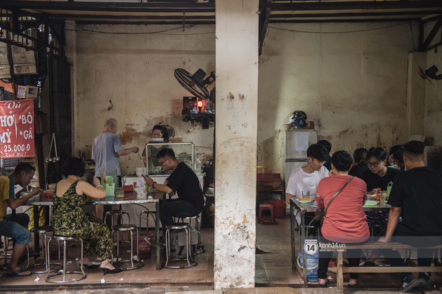 Hàng phở mậu dịch hiếm hoi còn sót lại ở Hà Nội: 7 rưỡi sáng đến mà suýt phải nhịn vì quán sắp bán hết - Ảnh 2.