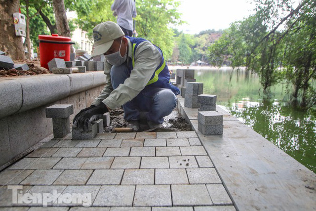  Vỉa hè hồ Hoàn Kiếm tăng tốc lát đá, chỉnh trang vườn hoa  - Ảnh 2.