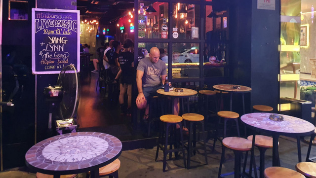 Quán bar, vũ trường ở TPHCM vắng khách sau mở cửa trở lại - Ảnh 4.