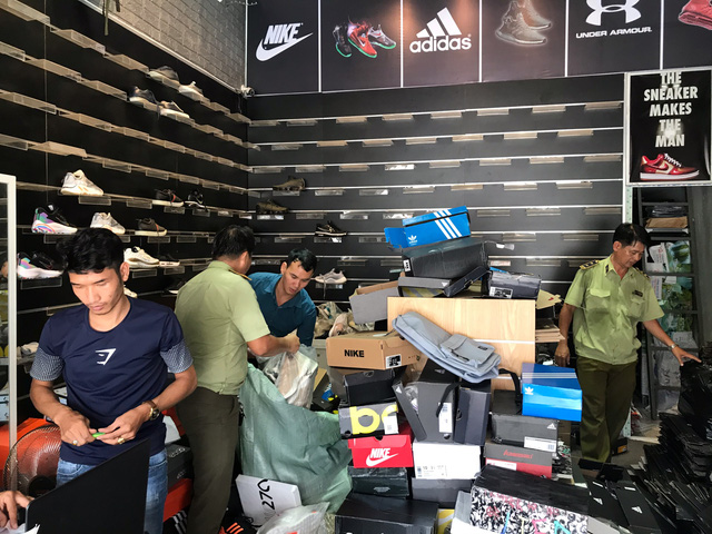  Phát hiện 480 đôi giày có dấu hiệu giả mạo nhãn hiệu Adidas, Nike  - Ảnh 1.