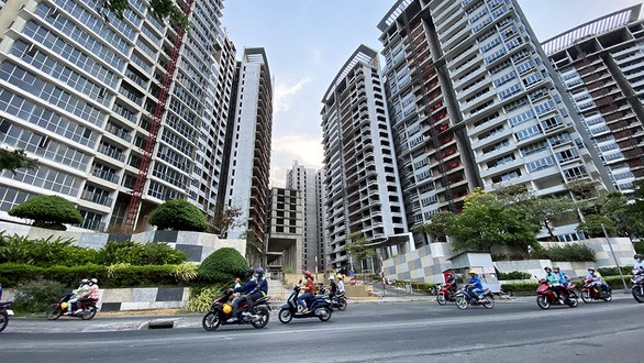  Vì sao hàng loạt BĐS có giá hàng trăm tỉ đồng được ngân hàng nhiều lần phát mãi với giá giảm 15-25%?  - Ảnh 1.