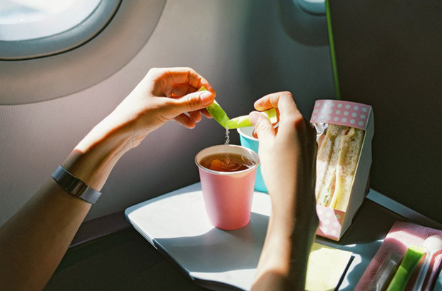  Trà và cà phê trên máy bay không “sạch” như chúng ta tưởng: Sự thật là gì?  - Ảnh 3.